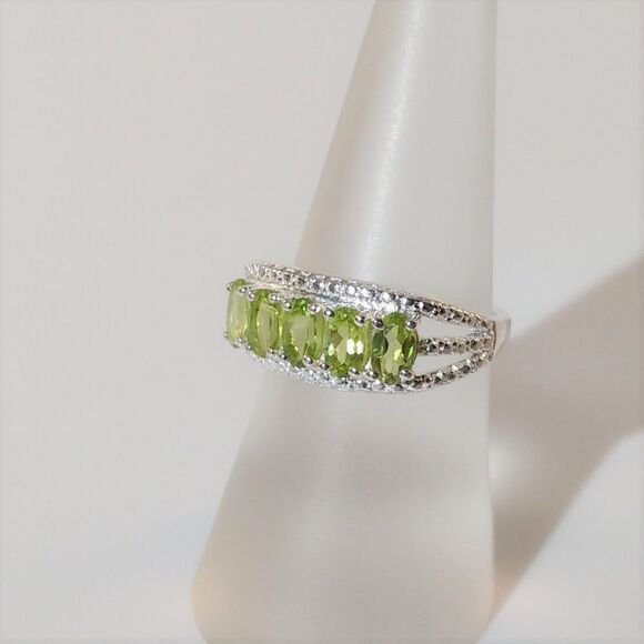 Peridot 1.4 Carats tw Ring in Sterling Silver Size 6-1/4 - Picture 2 of 8